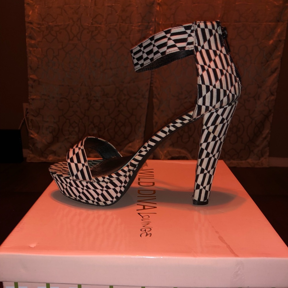 Black/white heels
